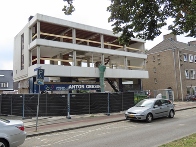 901968 Gezicht op de gestripte sportschool Anton Geesink, met bovenwoning (Anton Geesinkstraat 9) te Utrecht.N.B. Het ...